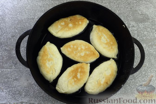 Жареные пирожки с капустой и мясным фаршем