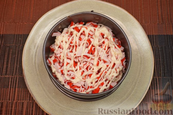 Слоёный салат с крабовыми палочками, сыром и кукурузой