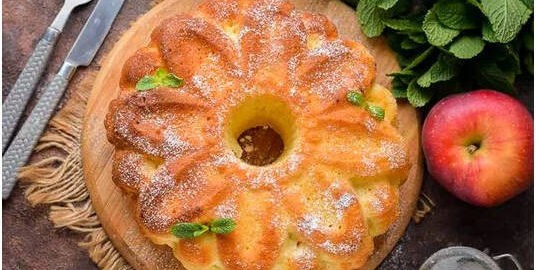 Пышная шарлотка с яблоками в духовке простая