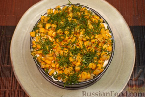 Слоёный салат с крабовыми палочками, сыром и кукурузой