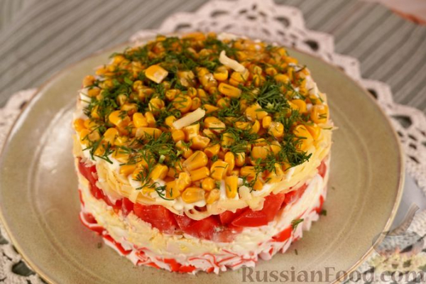 Слоёный салат с крабовыми палочками, сыром и кукурузой